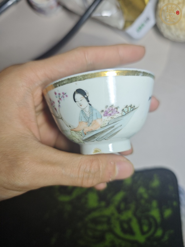 古玩陶瓷余鑫茂 粉彩桃花美女圖茶圓一對真品鑒賞圖