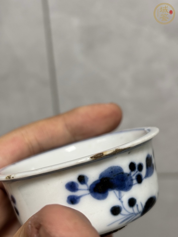 古玩陶瓷日本明治青花花卉紋杯真品鑒賞圖