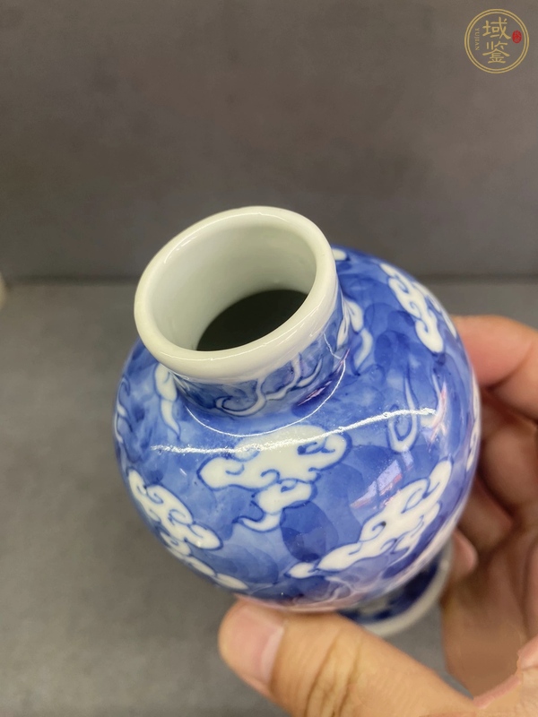 古玩陶瓷青花留白雙龍戲珠紋雞腿瓶真品鑒賞圖