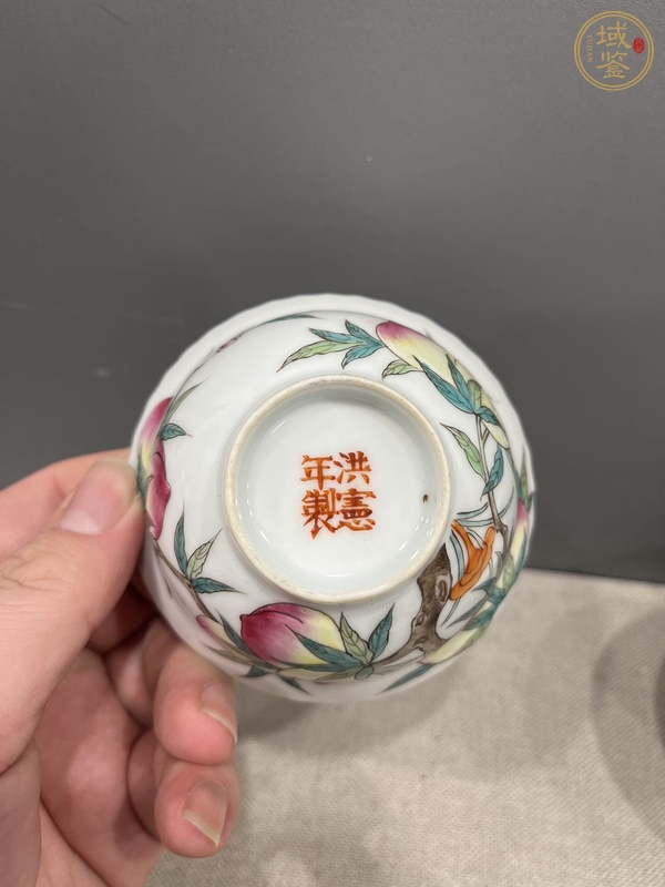 古玩陶瓷粉彩壽桃紋折沿花口杯真品鑒賞圖