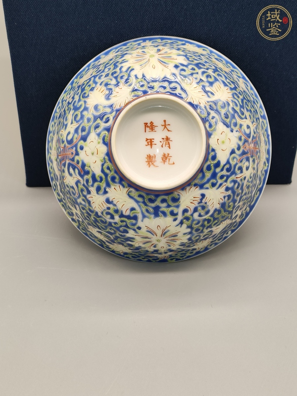 古玩陶瓷藍(lán)地粉彩花卉紋茶碗真品鑒賞圖