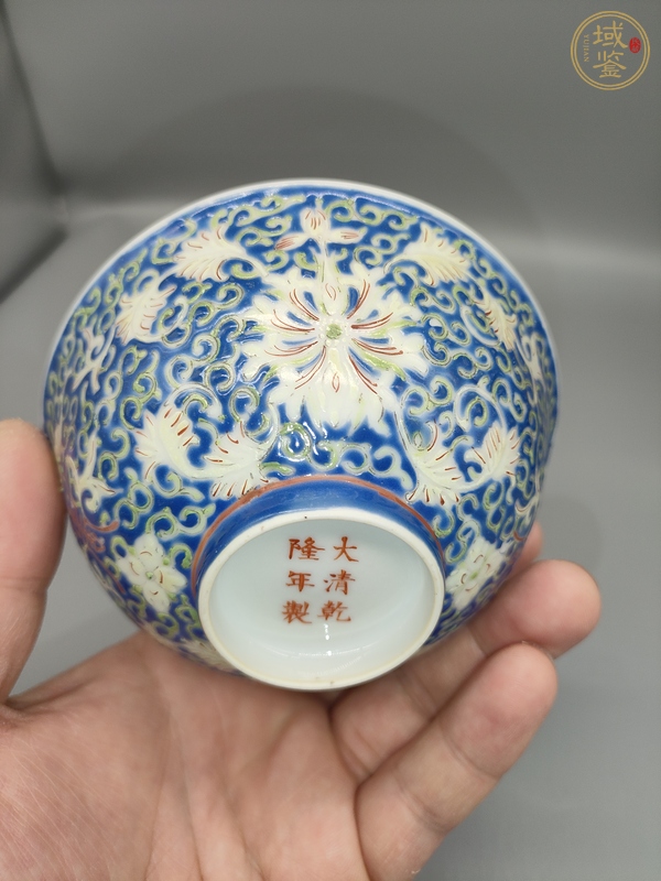 古玩陶瓷藍(lán)地粉彩花卉紋茶碗真品鑒賞圖