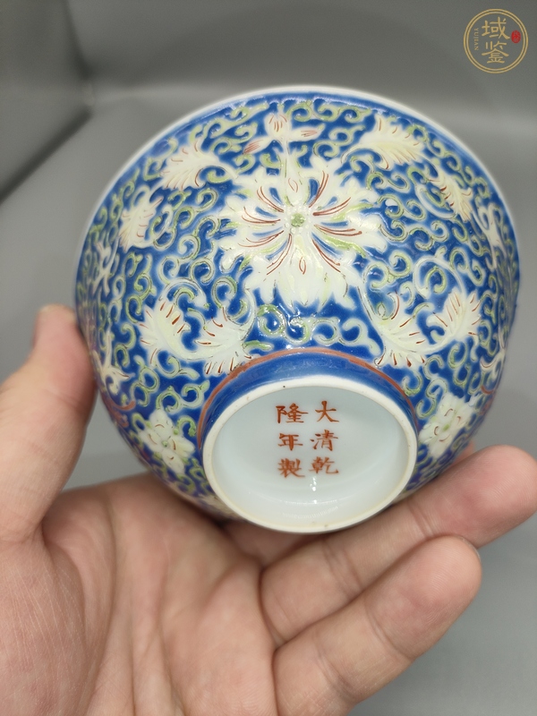 古玩陶瓷藍(lán)地粉彩花卉紋茶碗真品鑒賞圖