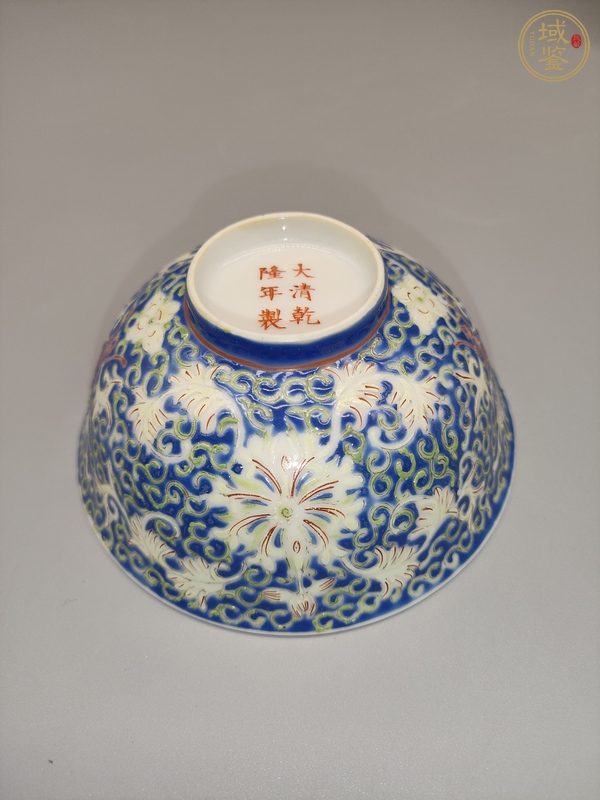 古玩陶瓷藍(lán)地粉彩花卉紋茶碗真品鑒賞圖