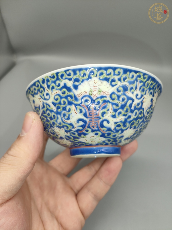 古玩陶瓷藍(lán)地粉彩花卉紋茶碗真品鑒賞圖