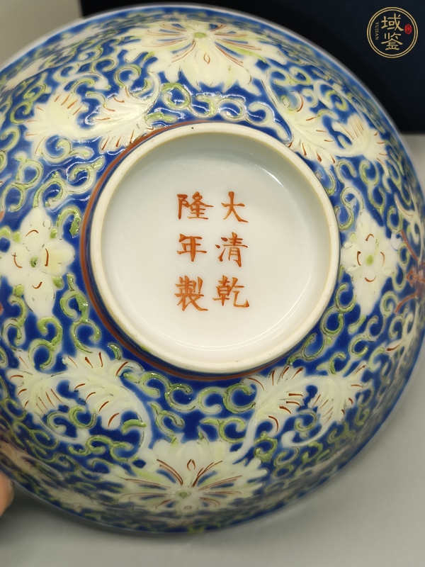 古玩陶瓷藍(lán)地粉彩花卉紋茶碗真品鑒賞圖