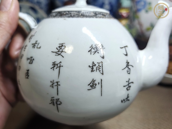 古玩陶瓷粉彩鳳儀亭紋茶壺真品鑒賞圖