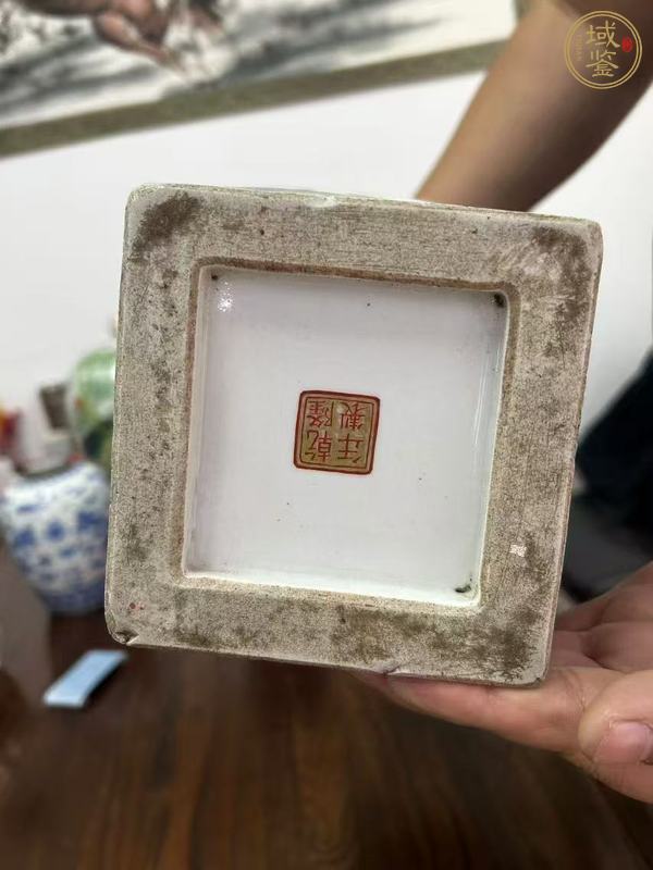 古玩陶瓷礬紅彩博古花卉紋獅耳四方瓶真品鑒賞圖