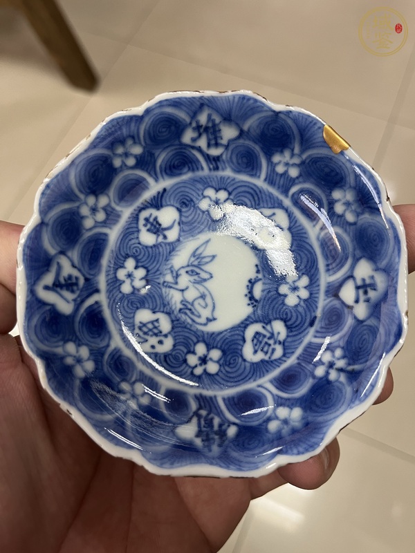 古玩陶瓷青花留白花卉兔子花口碟真品鑒賞圖