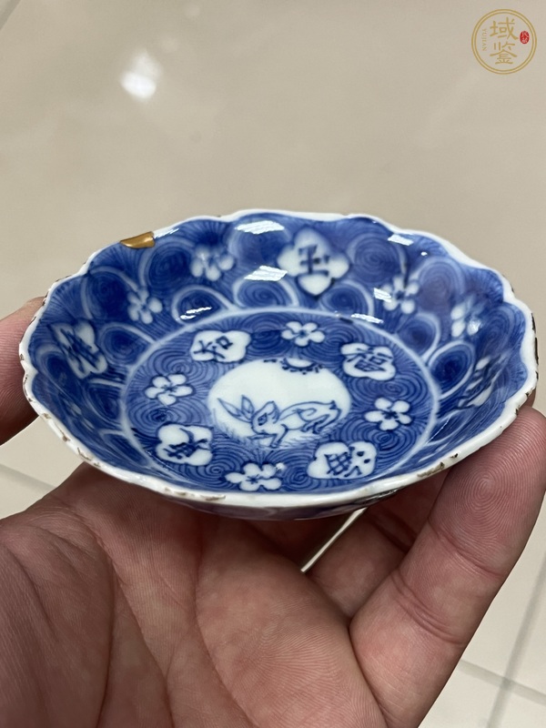 古玩陶瓷青花留白花卉兔子花口碟真品鑒賞圖