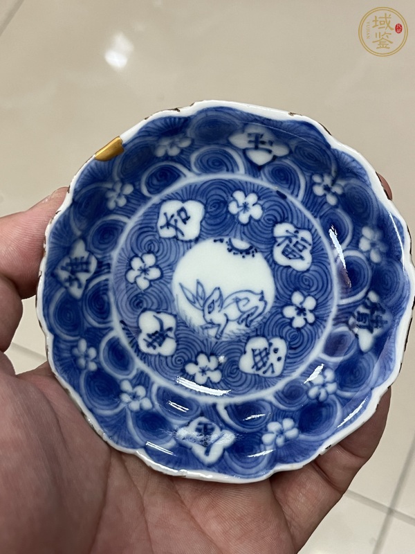 古玩陶瓷青花留白花卉兔子花口碟真品鑒賞圖