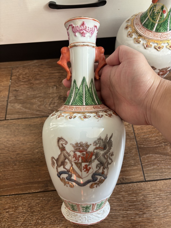 古玩陶瓷徽章瓷瓶真品鑒賞圖