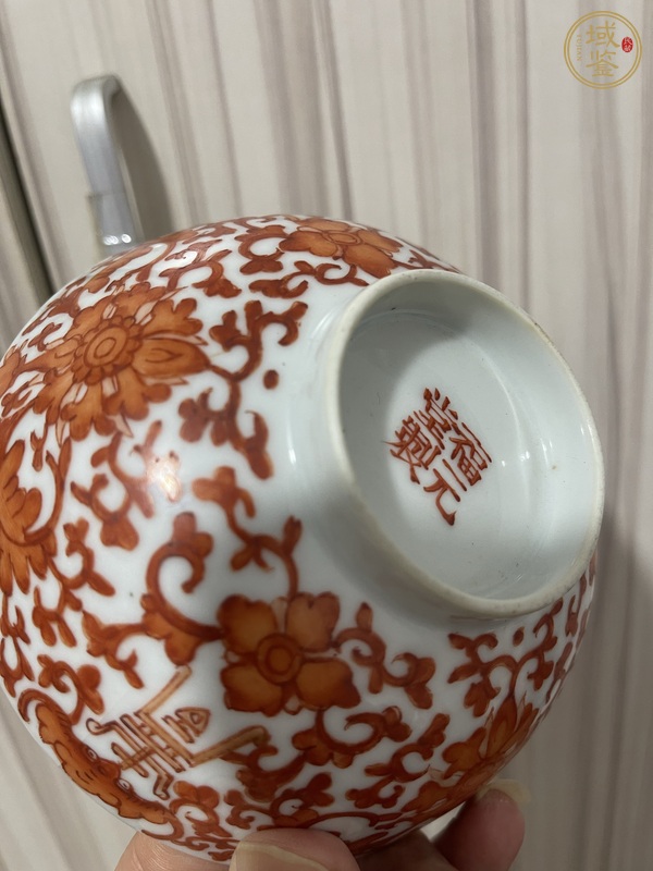 古玩陶瓷礬紅彩花間壽字紋茶碗真品鑒賞圖