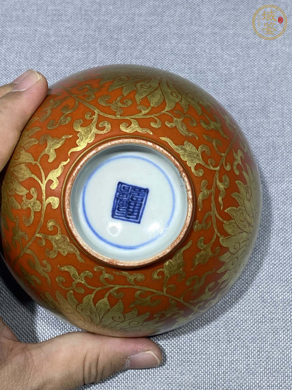 古玩陶瓷外珊瑚紅釉描金內(nèi)青花茶圓真品鑒賞圖