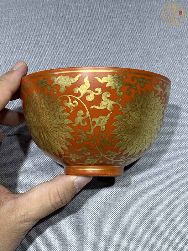 古玩陶瓷外珊瑚紅釉描金內(nèi)青花茶圓真品鑒賞圖