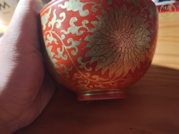 古玩陶瓷外珊瑚紅釉描金內(nèi)青花茶圓真品鑒賞圖