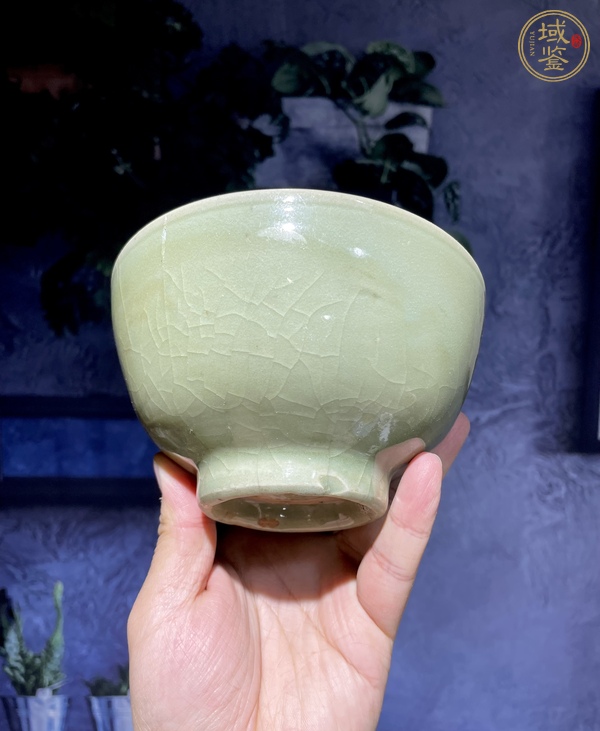 古玩陶瓷龍泉青瓷花卉紋茶碗真品鑒賞圖