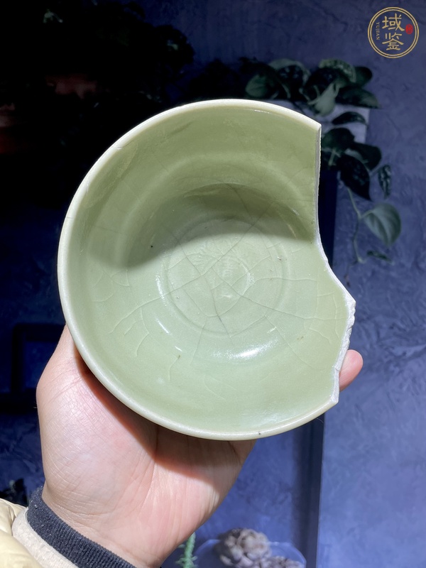 古玩陶瓷龍泉青瓷花卉紋茶碗真品鑒賞圖