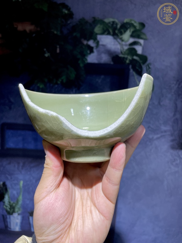 古玩陶瓷龍泉青瓷花卉紋茶碗真品鑒賞圖