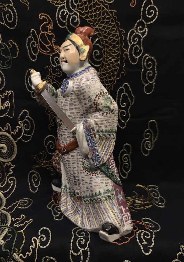 古玩陶瓷清末民初粉彩人物造像(無雙譜岳飛)拍賣,當(dāng)前價(jià)格18888元