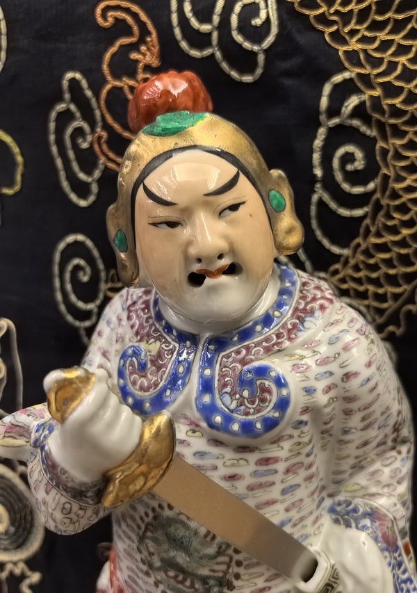古玩陶瓷清末民初粉彩人物造像(無雙譜岳飛)拍賣,當(dāng)前價(jià)格18888元