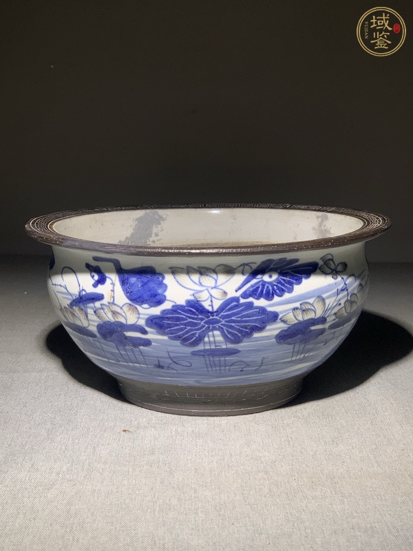 古玩陶瓷青花釉里紅荷蓮圖香爐真品鑒賞圖