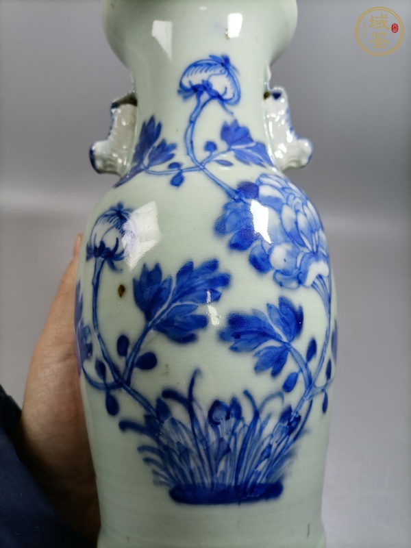 古玩陶瓷豆青釉青花花卉紋獅耳瓶真品鑒賞圖