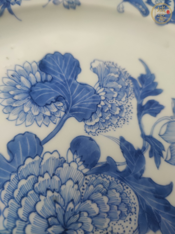 古玩陶瓷花卉紋青花盤真品鑒賞圖