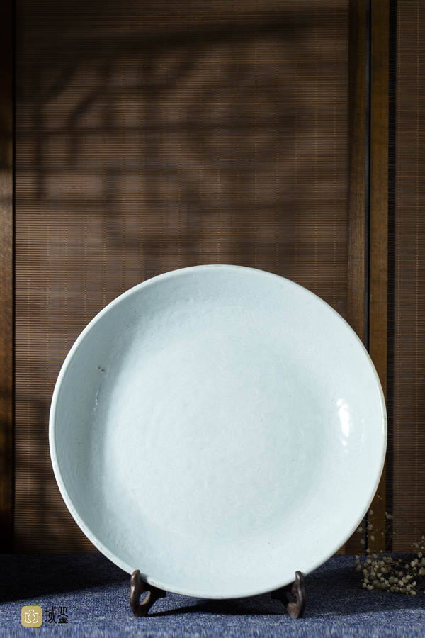 古玩陶瓷清乾隆·白釉暗刻纏枝花卉紋大盤拍賣，當(dāng)前價(jià)格8888元