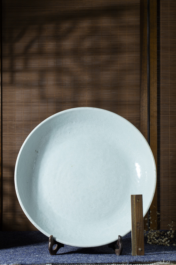 古玩陶瓷清乾隆·白釉暗刻纏枝花卉紋大盤拍賣，當(dāng)前價(jià)格8888元