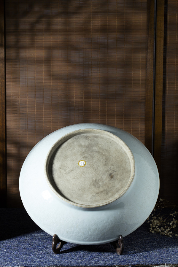古玩陶瓷清乾隆·白釉暗刻纏枝花卉紋大盤拍賣，當(dāng)前價(jià)格8888元