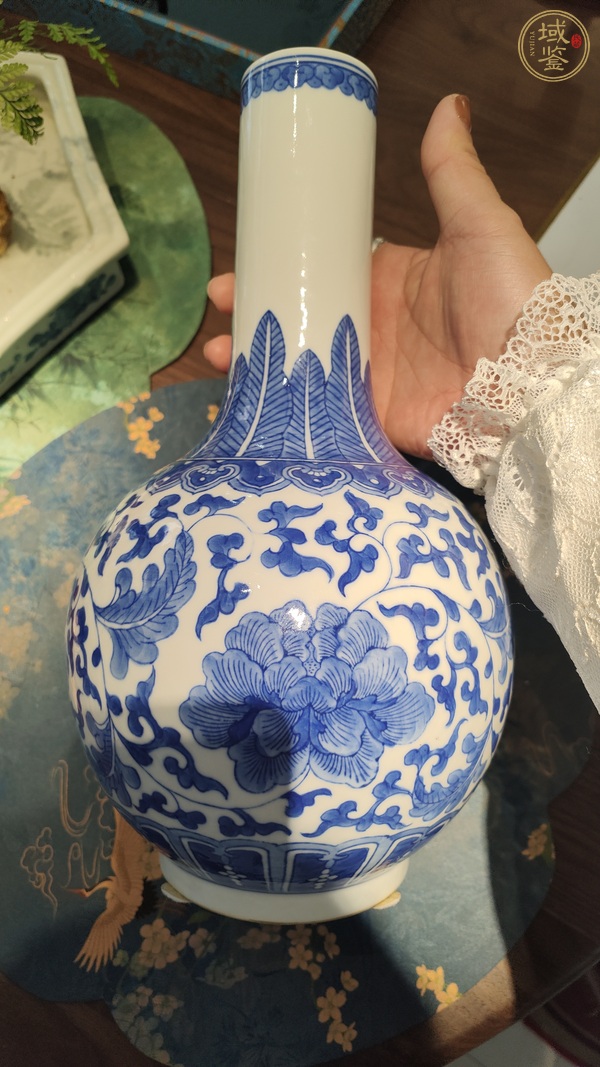 古玩陶瓷青花花卉紋天球瓶真品鑒賞圖