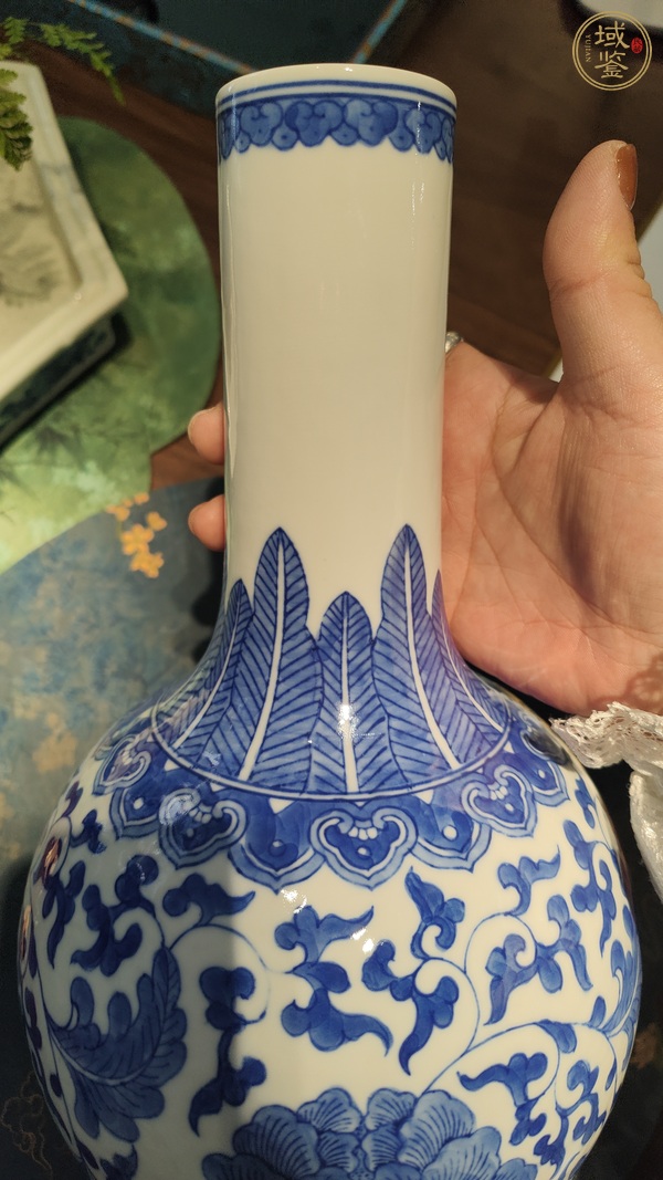 古玩陶瓷青花花卉紋天球瓶真品鑒賞圖