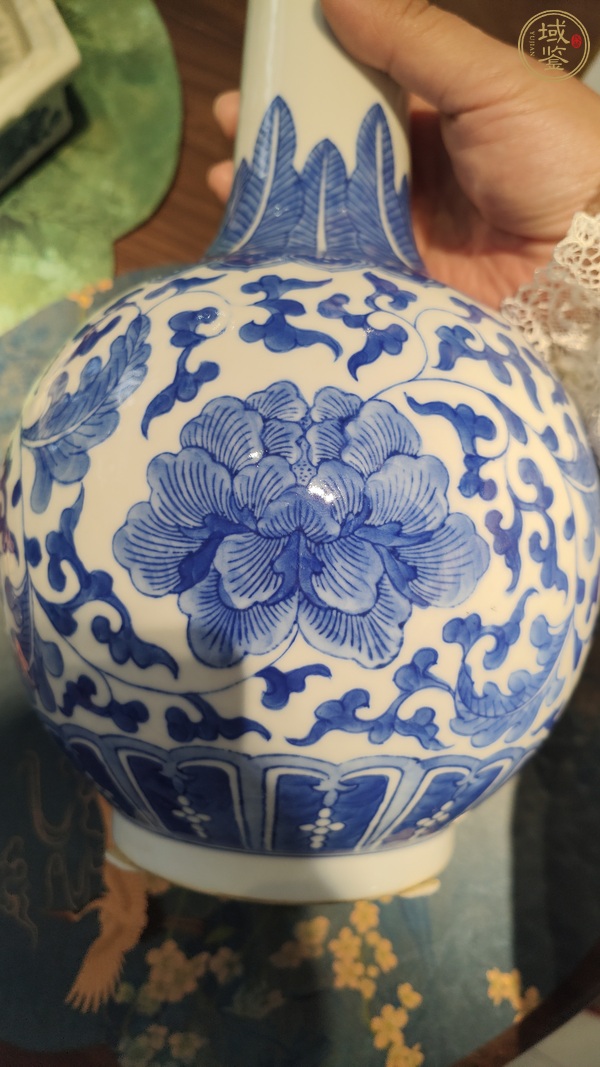 古玩陶瓷青花花卉紋天球瓶真品鑒賞圖