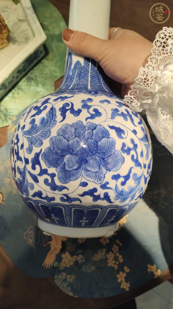 古玩陶瓷青花花卉紋天球瓶真品鑒賞圖