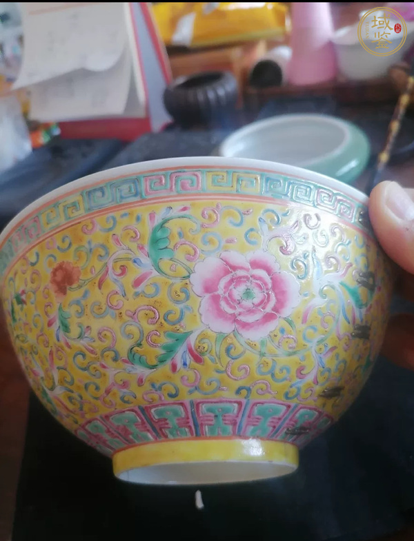 古玩陶瓷粉彩纏枝花卉紋茶碗真品鑒賞圖