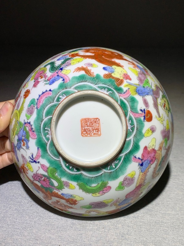 古玩陶瓷【精品】清代道光細路粉彩九龍鬧海紋葵口碗道光粉彩龍紋拍賣，當前價格9000元