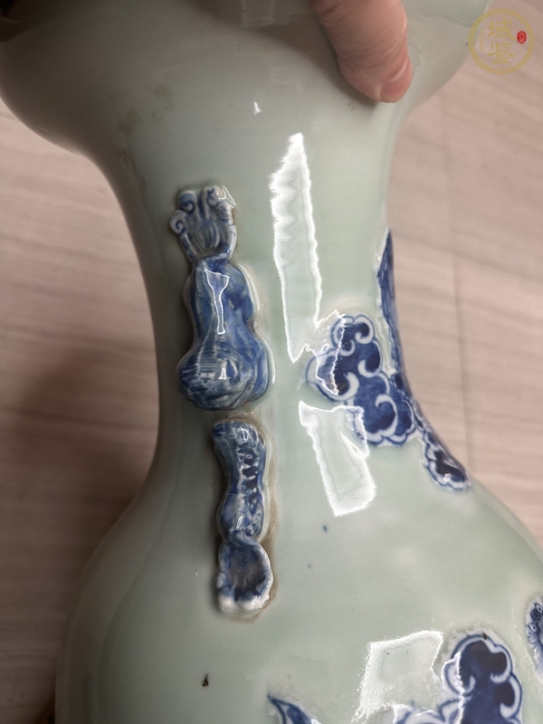 古玩陶瓷豆青釉青花獅紋瓶真品鑒賞圖