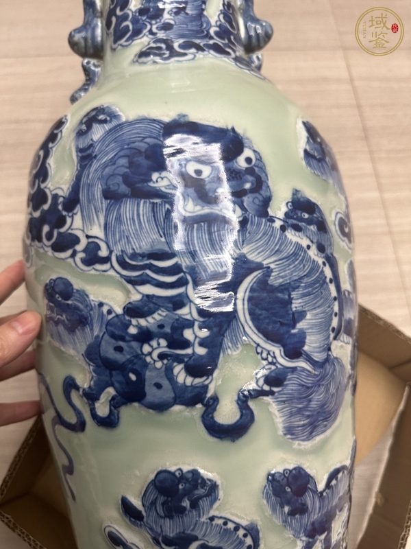 古玩陶瓷豆青釉青花獅紋瓶真品鑒賞圖