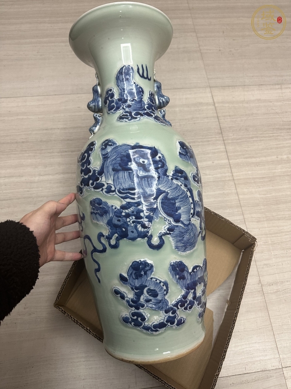 古玩陶瓷豆青釉青花獅紋瓶真品鑒賞圖