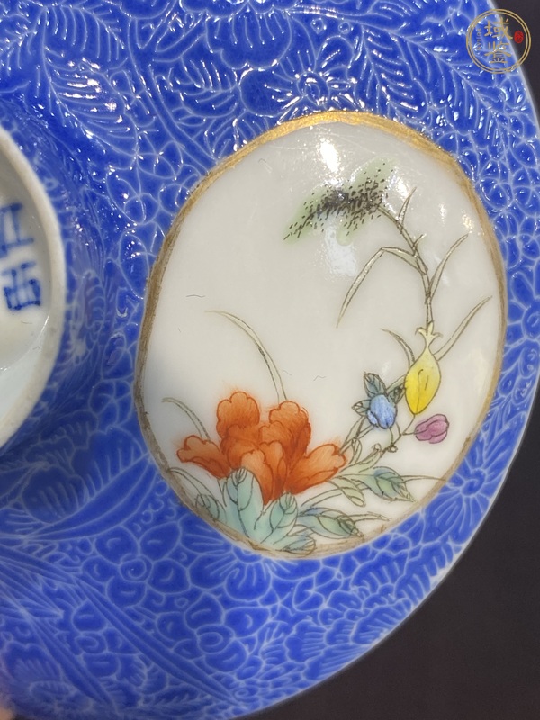 古玩陶瓷藍料壓道開窗花卉紋蓋碗真品鑒賞圖