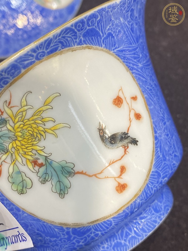 古玩陶瓷藍料壓道開窗花卉紋蓋碗真品鑒賞圖