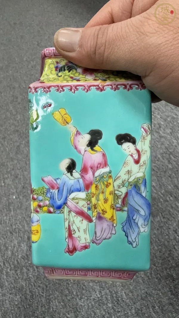 古玩陶瓷人物紋粉彩菱型筆筒真品鑒賞圖