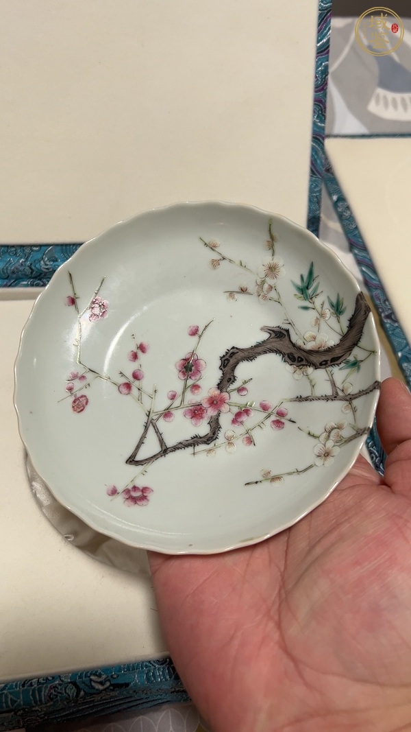 古玩陶瓷粉彩梅花紋花口盤真品鑒賞圖