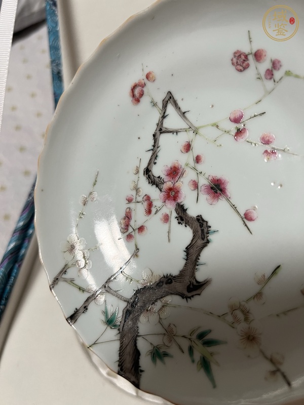 古玩陶瓷粉彩梅花紋花口盤真品鑒賞圖