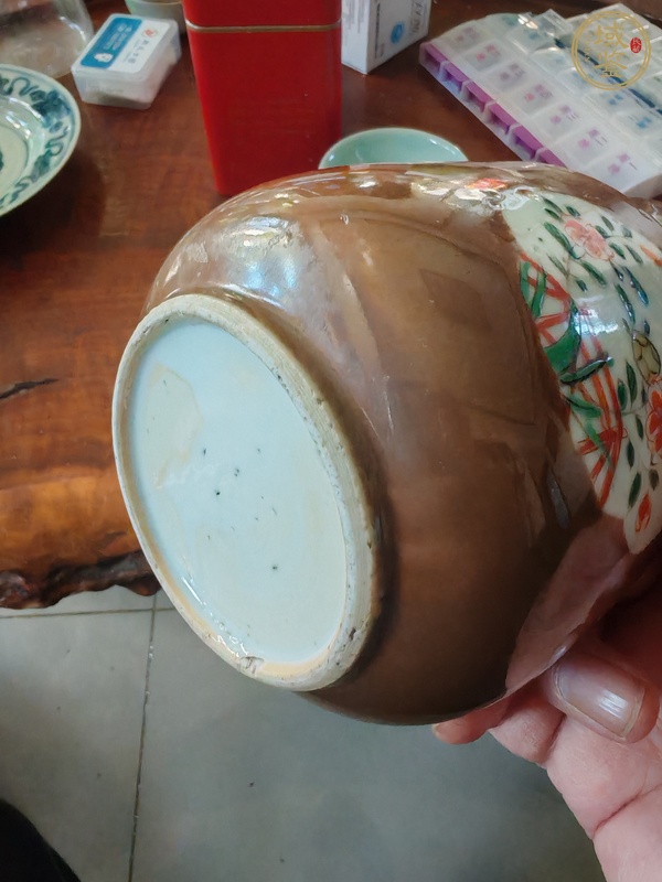 古玩陶瓷紫金釉開光五彩花卉紋蓋缸真品鑒賞圖