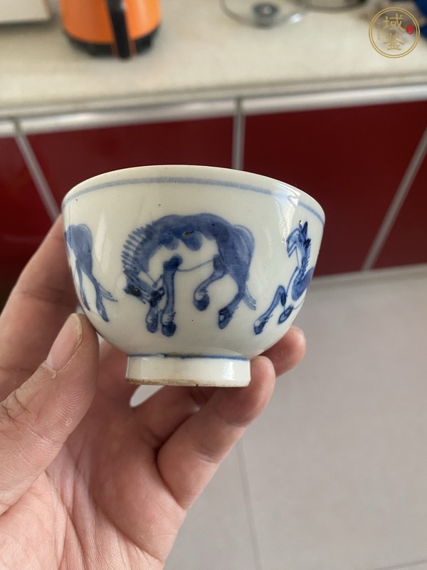 古玩陶瓷馬紋青花杯真品鑒賞圖