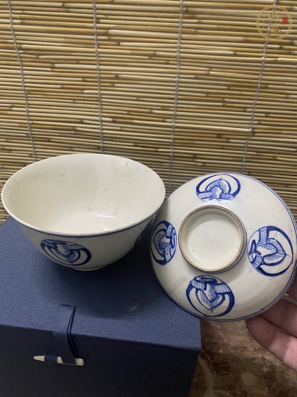 古玩陶瓷晚清青花團(tuán)鶴紋蓋碗真品鑒賞圖