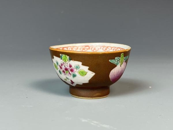 古玩陶瓷雍乾紫金釉粉彩花卉杯碟拍賣，當(dāng)前價格2500元