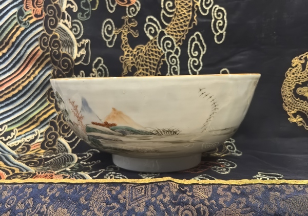 古玩陶瓷雍正粉彩山水人物紋墩式大碗(口徑23.8厘米)拍賣,當前價格8888元